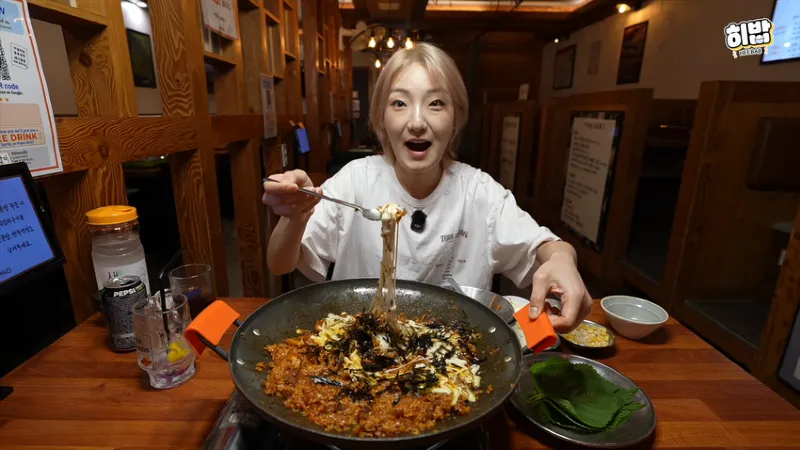 1명인데  돼지김치구이 특대 먹방한 히밥 근황.jpg