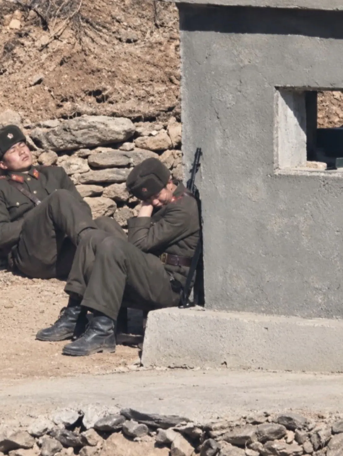 꿀잠자는 북한군