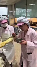 점심식사 준비하는 학교 급식실