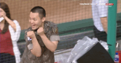 현역 군인이 경기장에서 치어리더 뺨 때려서 논란 됐던 사건 .....