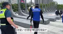 소리] 광화문 감사의 정원 조형물 뛰어넘어 가는 행인.mp4