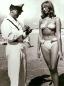 불법으로 비키니입은 여성에게 벌금먹이는 이탈리아 경찰(1950년대)