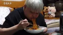 개랑 눈싸움 하는 윤남노 셰프.jpg