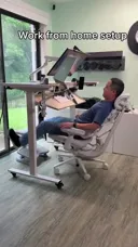 허리 안좋은 남성의 재택근무 책상.gif