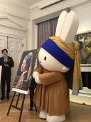 진주 귀걸이를 한 미피 논란