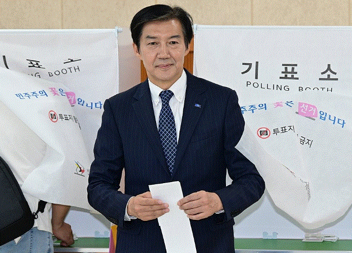 사전투표 마친 조국 "선거 끝나면 민주당과 통합"