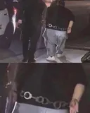 수갑을 4개 찬 남자