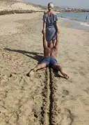 소처럼 쟁기질 하는 그녀