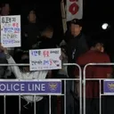 '선거 무효' 외친 전한길..선관위 앞 수백명 몰려
