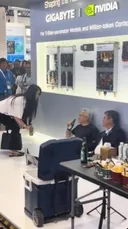 엔비디아 행사장 바닥에 앉아서 술까는 노인.gif
