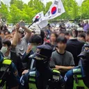 `개표소 봉쇄` 시위대, 기자 폭행 사태…