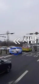 좌회전 신호대기중 차선변경 차량과 사고