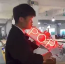 제품 시연하다 멈칫한 직원