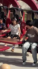여자에게 신경쓰다가 큰일난 상황