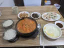 야간근무 끝나고 단골 분식집에서 부대찌개 먹음