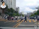 (혐주의) 교통정리하던 경비원 SUV에 치어 사망