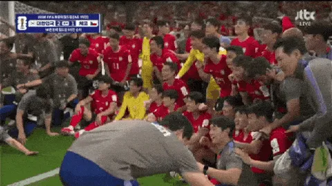 체코전 승리 만끽하는 선수,코칭스태프.gif