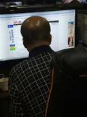 구더기의 기괴한 포즈...왜 이래?