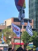 퀴어퍼레이드에 나타난 충격의 깃발