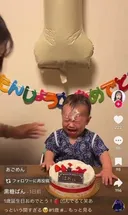 1살이 되는 아기에게 한 생일 장난