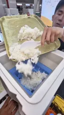 김밥 자동 기계 영상 보는데