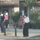 여성이 횡단보도 신호대기 중 흡연 및 가래침도 뱉었습니다.
