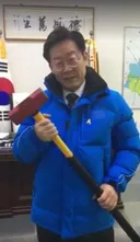 예전에는 기자회견도 찾아보고 했는데 점점 관심이 멀어지긴 합니다.
