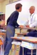 나이든 선생님 괴롭히는 일본 학생들