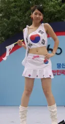 (AI 업스케일링) 2005년 태극기 패션 미녀 사진 고해상도 복원.jpg