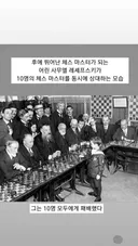 체스 마스터 10명을 동시에 상대하는 꼬마아이 . JPG