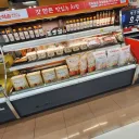 갓 만든 맛있는 초밥과 치킨