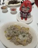 버튜버)밥먹을때 인형이랑 같이 사진 찍는건 상식 아니였어?