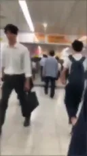 어깨빵 하는 사람 뒤를 따라가보았다.gif