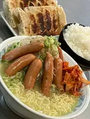일본 분식집의 소시지 김치라면 교자만두 공기밥 세트