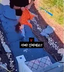 무례한 딸 혼내는 아빠.jpg