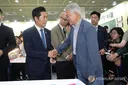 문재인 전 대통령과 대화하는 정청래
