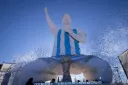 이상한 각도의 메시 동상