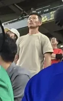 곽튜브 월드컵 관람 영상에 우연히 찍힌 한 남성의 망연자실한 모습