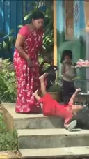 인도 어린이집 교사의 폭행.mp4