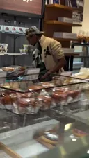 자연스럽게 훔쳐가는 뉴욕 파리바게트 절도범.mp4