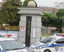 풋살장에서 담배 피는 청소년들