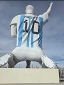 우뚝 솟은 메시 동상.jpg
