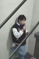 비상구에서 막대사탕 몰래 먹다가 팬들한테 걸린 연예인