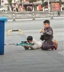 놀이에 진심인 어린이 둘