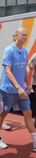 홀란드 실물 느낌.gif
