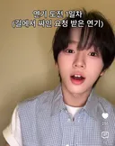 길에서 싸인 요청 받은 연기 보여주는 아이돌.jpg