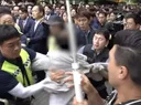 경찰한테 욕하고 때리다가 잡히니까