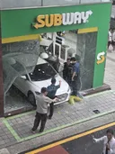 논현역 샌드위치 가게에 승용차 돌진.jpg ㄷㄷㄷㄷㄷㄷㄷ