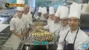 힘겨운 과거를 떠올리며 눈물을 흘리는 쉐프