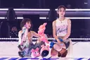 라부리 장수 모모와 좌판 걷으려는 쯔위.jpg